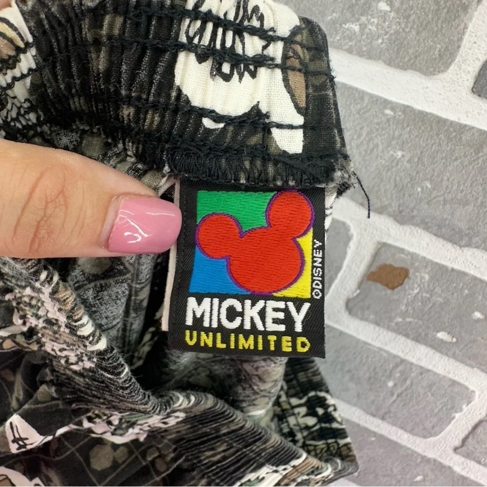 Mickey‎ unlimited brown Mickey Mouse Playing Sports Shorts Size Large